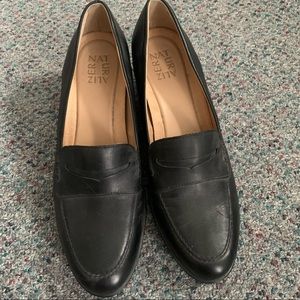 Naturalizer black heeled loafers